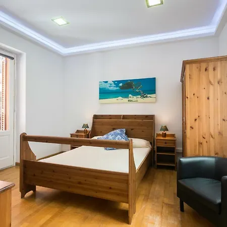 Estudios Ramon Llull Apartment